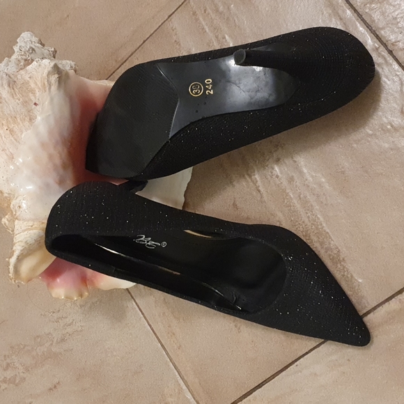 New beautiful black shoes with some sparkes*** - Picture 3 of 6